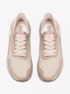 Women's Clarks Pace SIZE 9.5 Podiatrist Approved Sneakers in Sand Combo